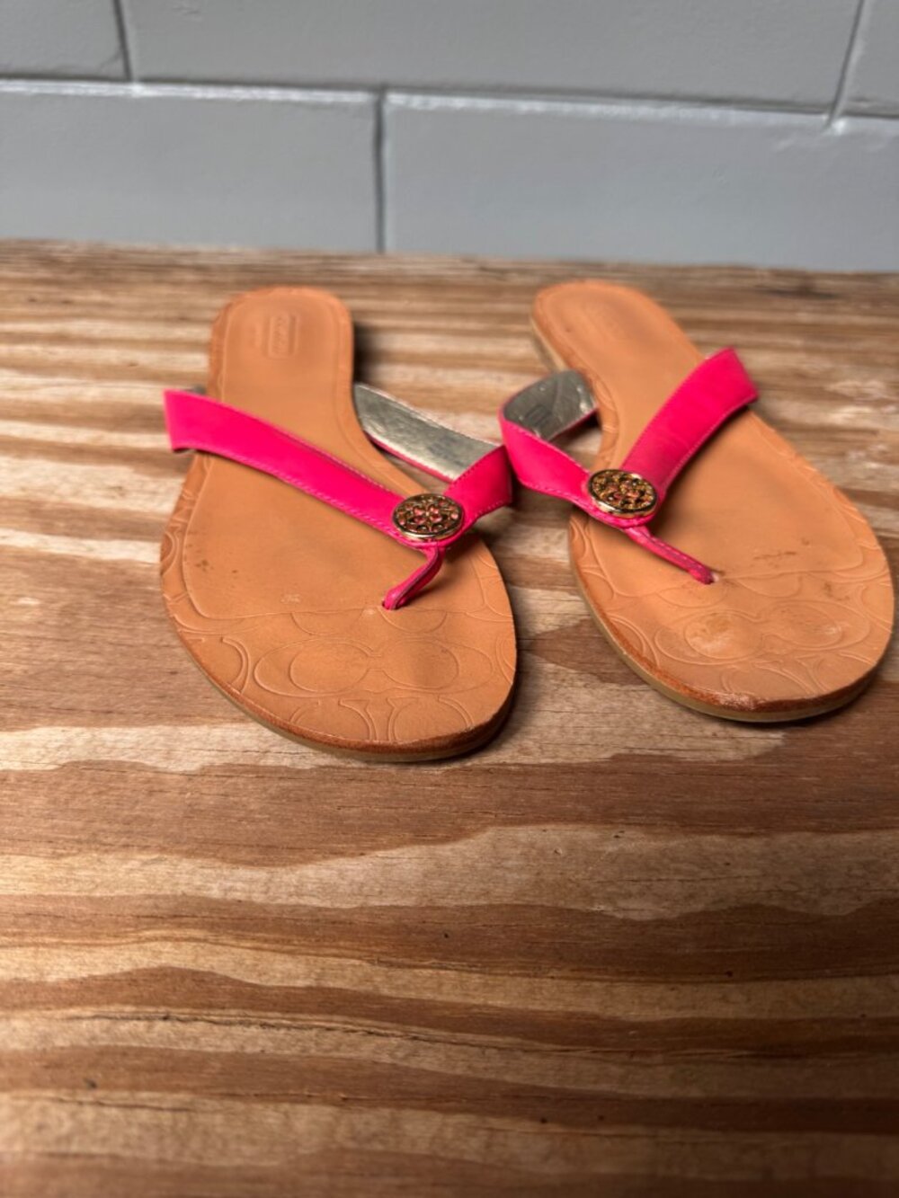 Coach Sara Sandals Size 8 Bright Pink Patent Leather Thong Gold Logo - Picture 5 of 7
